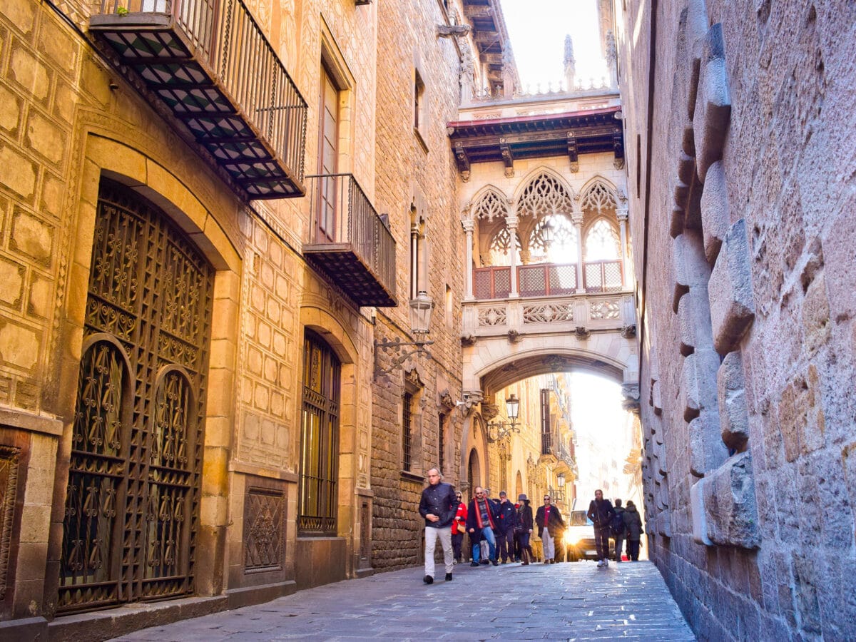 barri gotic pont del bisbe barcelone